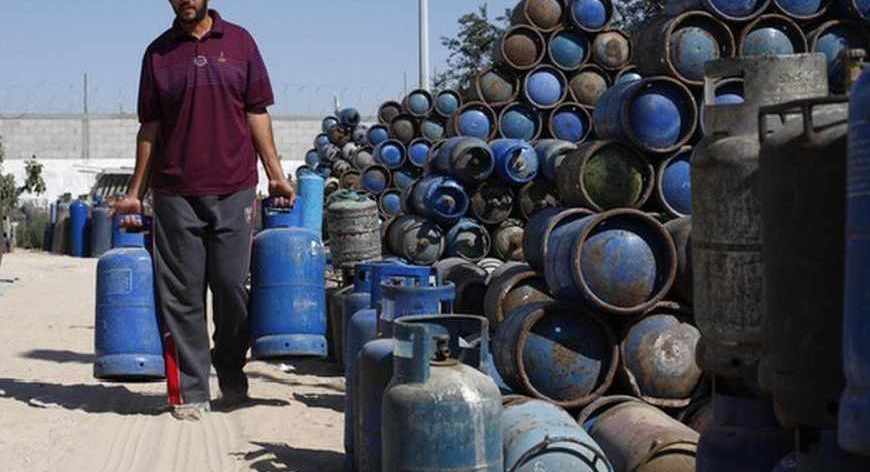 A Palestinian man carries cooking gas canisters at a gas filling station in Khan Younis in the southern Gaza Strip June 24, 2013. Egypt has intensified a crackdown on smuggling tunnels between its volatile Sinai desert and the Gaza Strip, causing a steep hike in petrol and cement prices in the Palestinian territory. Many Gaza residents complain they have been without cooking gas for weeks, with tunnel supplies low and imports from Israel scarce. REUTERS/Ibraheem Abu Mustafa (GAZA - Tags: POLITICS SOCIETY ENERGY BUSINESS) - RTX10ZA3