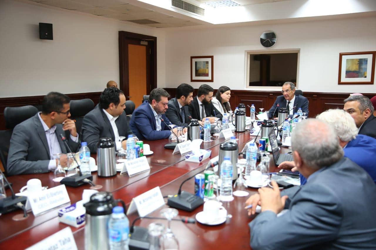 وزير الاتصالات يبحث مع الشركات الناشئة العاملة تطور نشاط الذكاء الاصطناعى