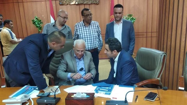 «شباب الأعمال» توقع بروتوكول تعاون لتأهيل 300 فنى «خياطة»