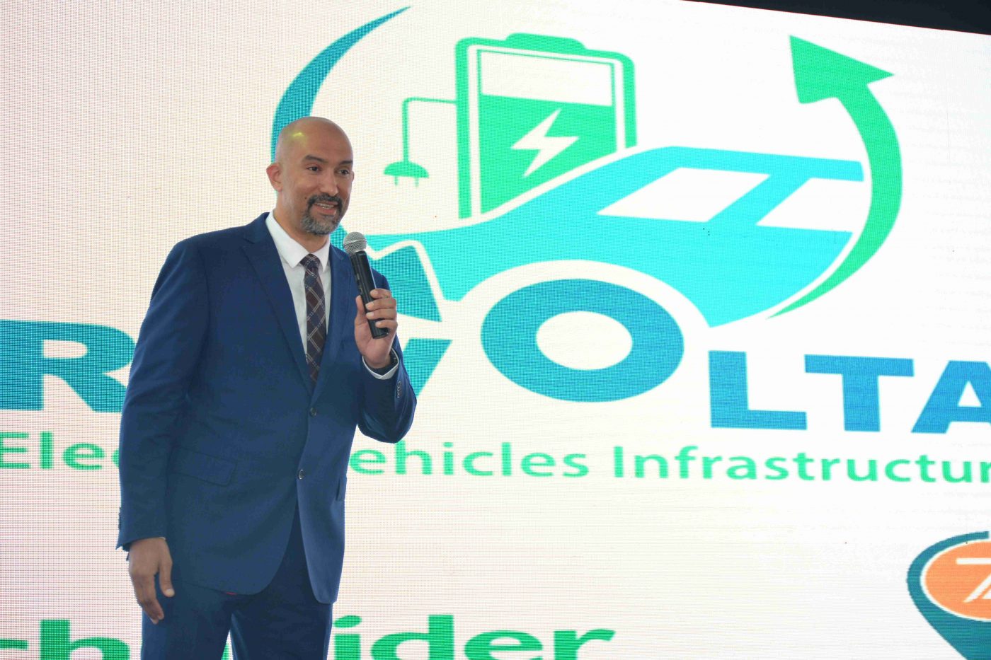 «ريفولتا إيجيبت» تستثمر 100 مليون جنيه لإنشاء محطات شحن السيارات الكهربائية حتى نهاية 2020