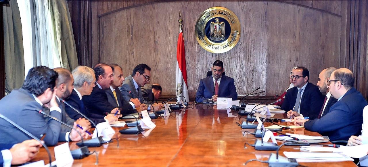 “الصناعة” و”المالية” تبحثان مع المجالس التصديرية تسويات المصدرين من برنامج “رد الأعباء”