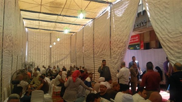 “الجيزة”: زحام واشتباكات بالأيدي بسبب التفويضات.. وتدخل عضو بالبرلمان يغضب التجار