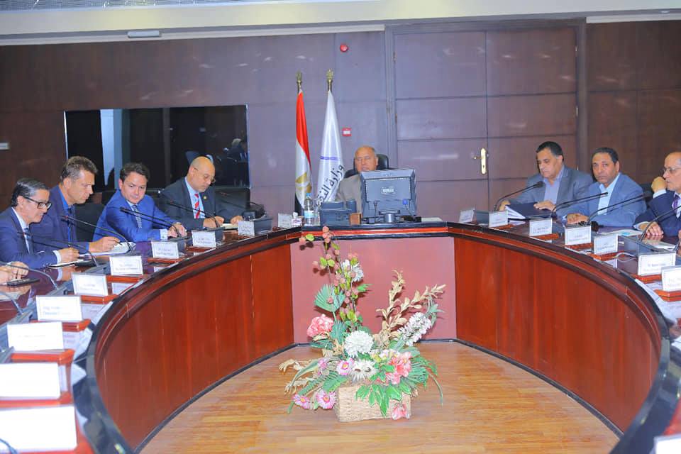 «النقل» تدرس تصنيع وتوريد 100 جرار من «بومبارديه» العالمية