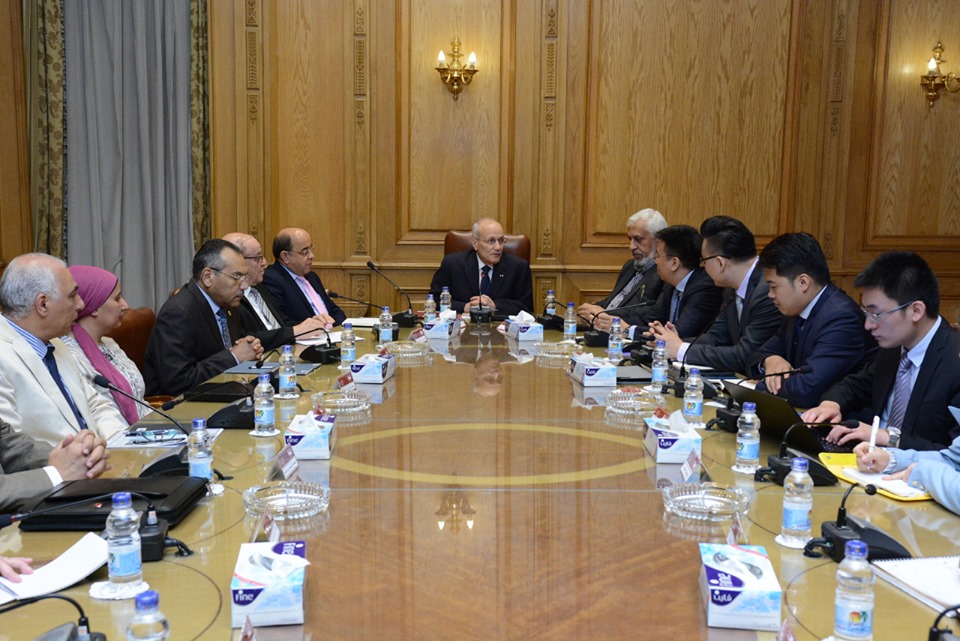 “العصار” يتابع مع مسئولي شركة “فوتون” الصينية تصنيع المركبات الكهربائية