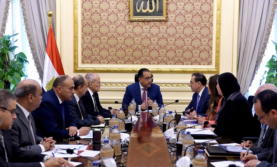 الحكومة تكّلف بحصر سيارات النقل الجماعي لتحويلها للعمل بالغاز الطبيعي