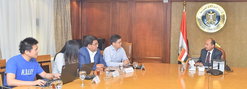 وزير التجارة يبحث مع شركة صينية كبري إنتاج السيارات الكهربائية