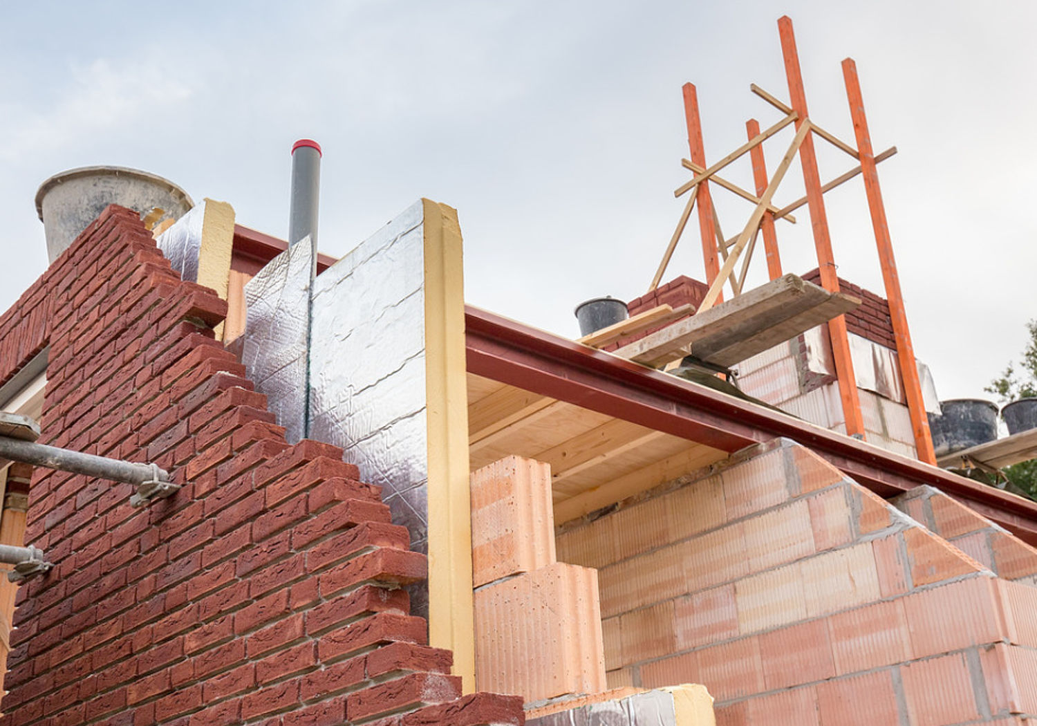 مطالب بـ”تكويد” المواد العازلة ضمن شروط تراخيص البناء