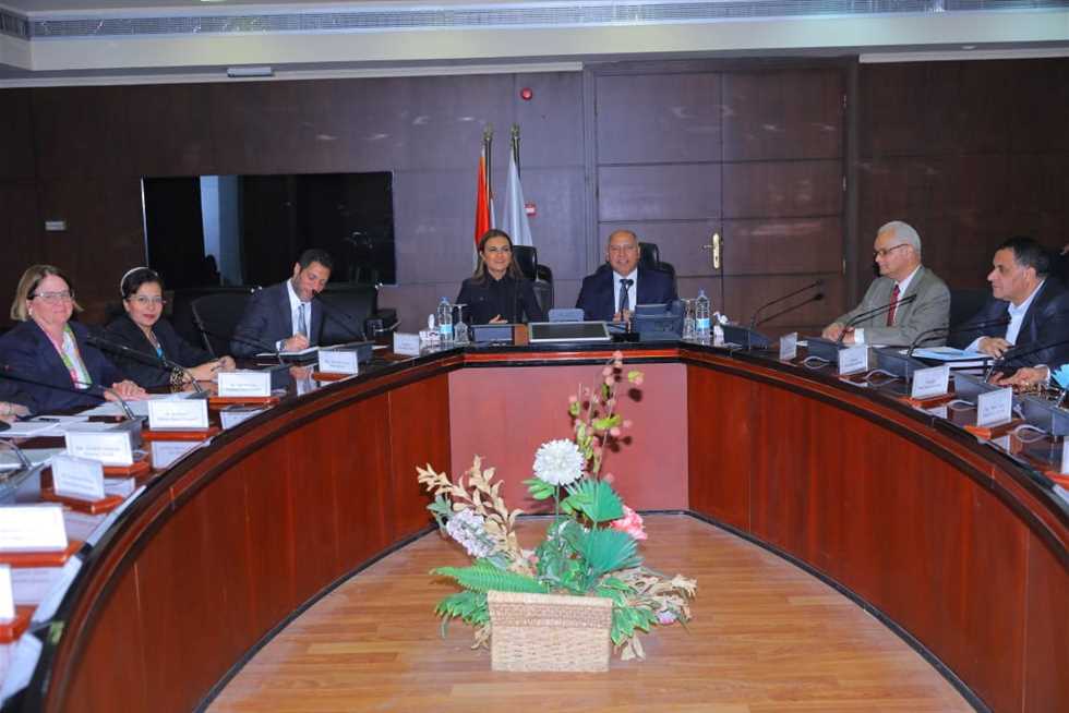 وزير النقل: توقيع عقد توريد 6 قطارات مكيفة للخط الثانى للمترو مع «هيونداى روتيم» قريباً