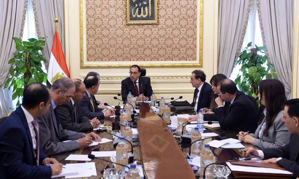 الحكومة تبحث ملف فض التشابكات المالية بين الكهرباء والبترول والمالية