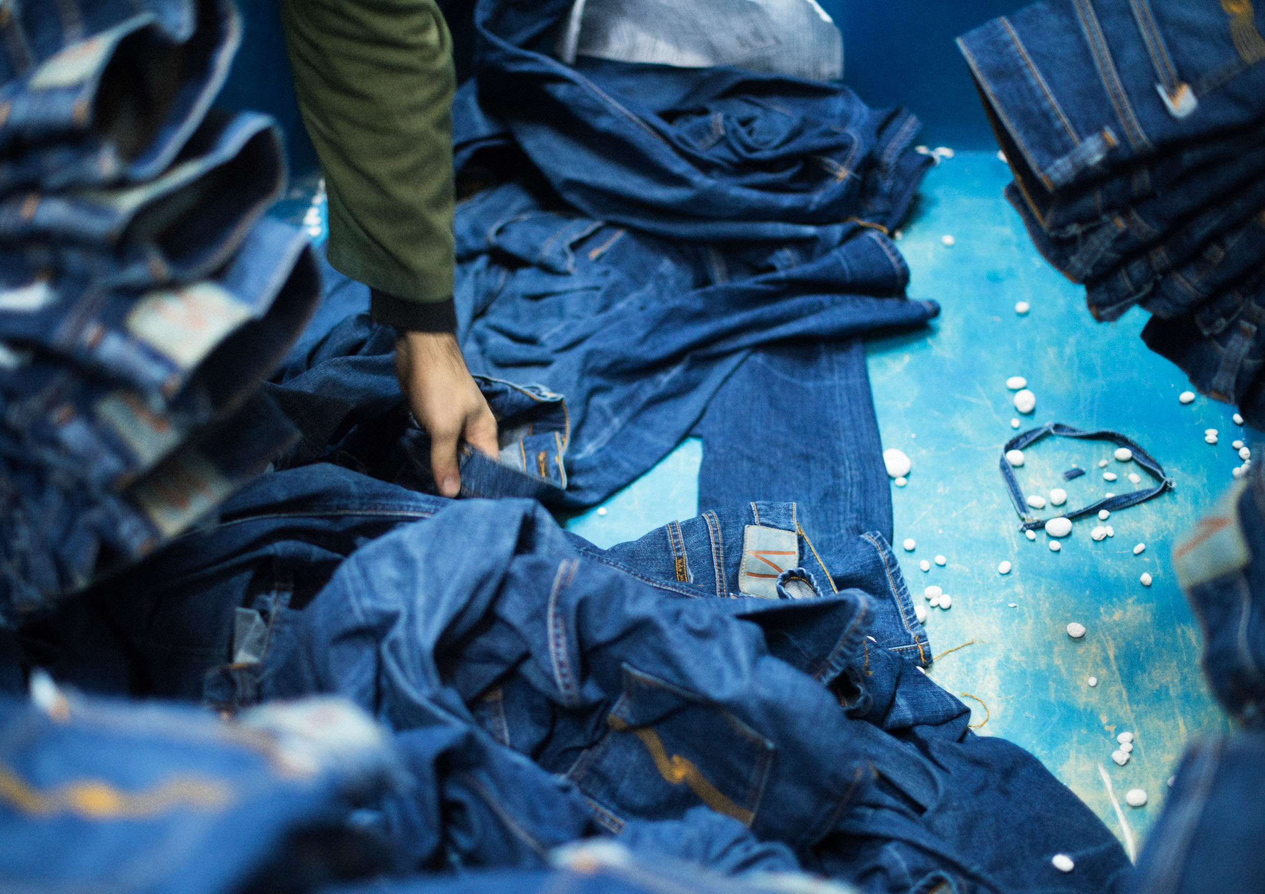 شركات الملابس الكبرى تعزز مفهوم “المستهلك شخص يأكل ويدمر”