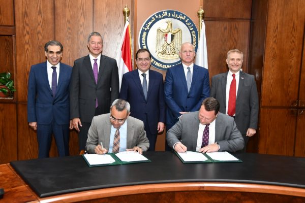 “الملا” يبحث مع “هاليبرتون” سبل التعاون فى قطاع البترول
