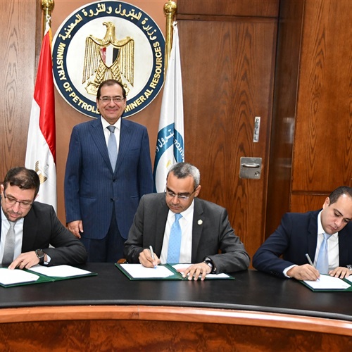 “الملا” يشهد توقيع 4 اتفاقيات مع شركات عالمية لتدريب كوادر الإدارة بقطاع البترول
