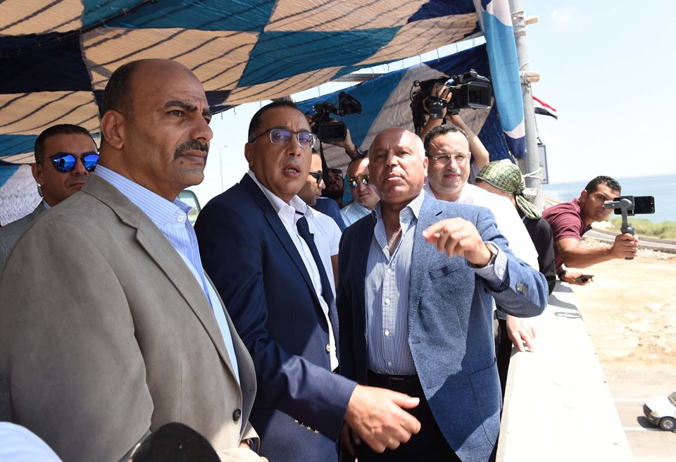 مدبولي يتفقد مشروع تطوير طريقي “الكافوري – برج العرب” و”سيدي كرير – المطار” بالإسكندرية