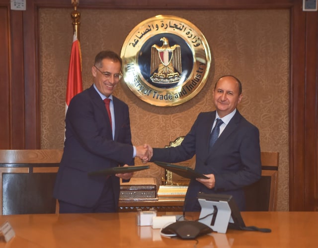 مصر وسويسرا توقعان اتفاق تعاون لدعم برنامج المنسوجات والملابس العالمي 