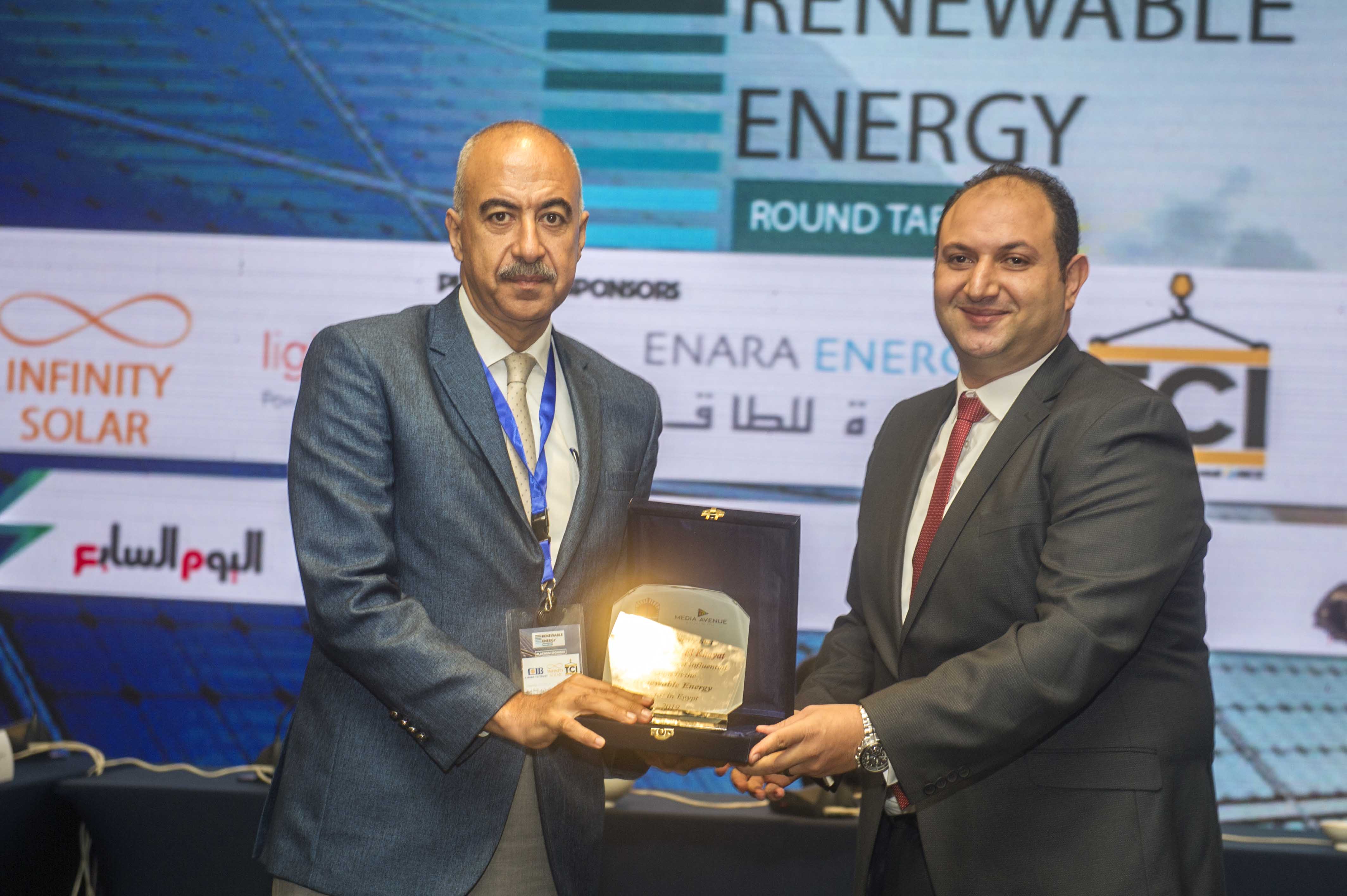 “بالصور”.. تكريم الشركات الرائدة فى الطاقة المتجددة والشخصيات الأكثر تأثيراً بالقطاع