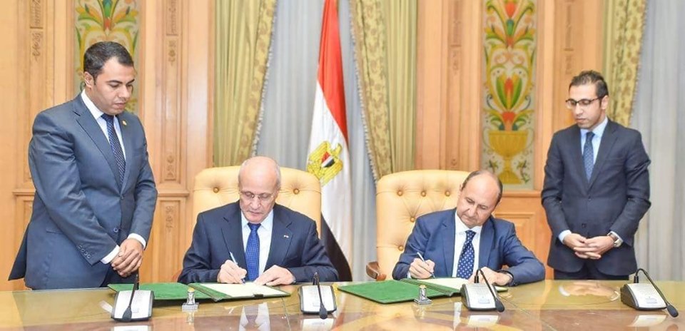 “الصناعة” و”الإنتاج الحربي” توقعان عقد إدارة مركز تكنولوجيا دباغة الجلود بالروبيكى