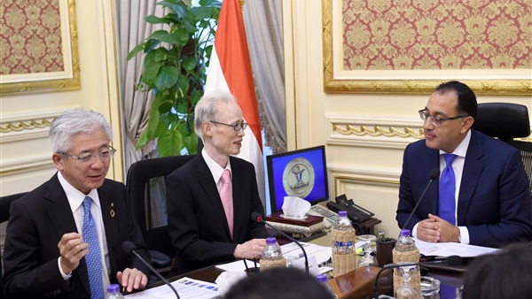 مدبولي يبحث مع رئيس “تويوتا” إحلال ميكروباصات تعمل بالغاز بدلا من السولار