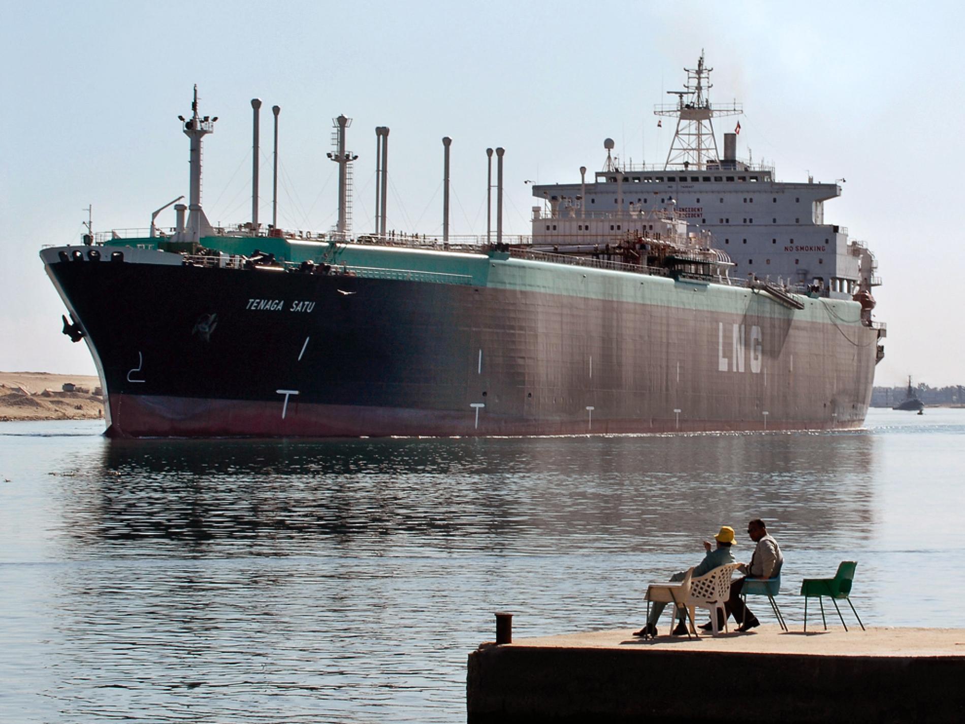 ناقلات البترول الخام في قناة السويس