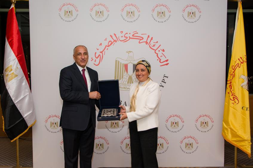 محافظ البنك المركزى طارق عامر يكرم لبنى هلال