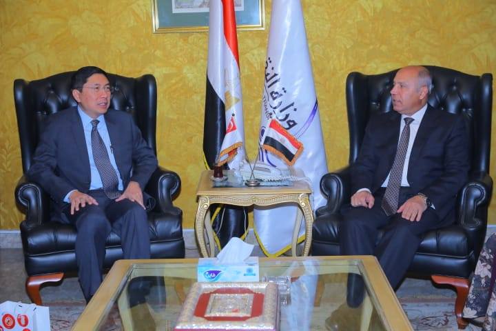 شركات سنغافورية تبدى رغبتها للاستثمار بالموانئ البحرية والجافة في مصر