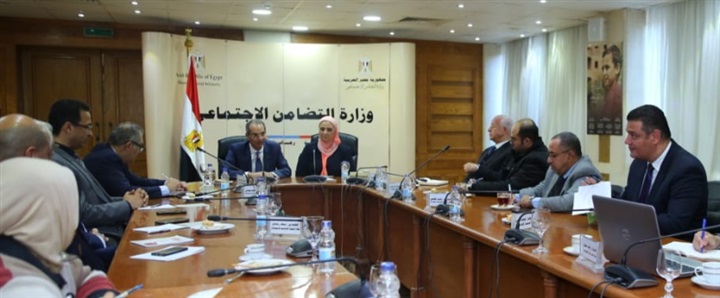وزير اﻻتصاﻻت يبحث ميكنة خدمات وبرامج التضامن