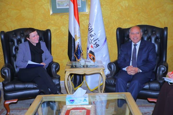 وزير النقل: تنفيذ مهابط لطائرات الإسعاف على الطرق الجديدة لرفع مستويات السلامة