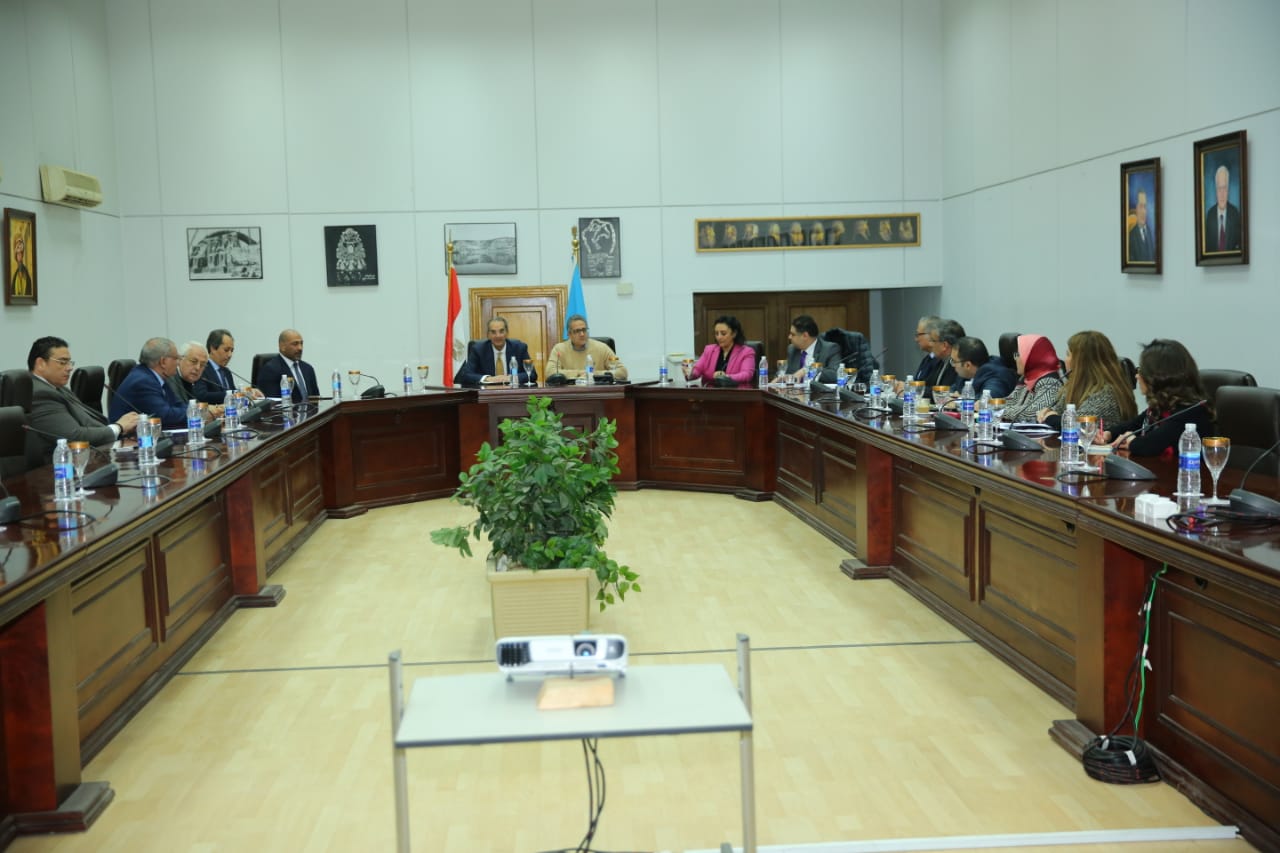 “طلعت” يبحث مع “العناني” استخدام التقنيات الحديثة في الترويج السياحي لمصر دولياً