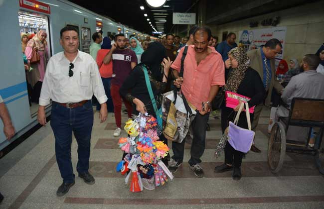 الباعة الجائلين في المترو