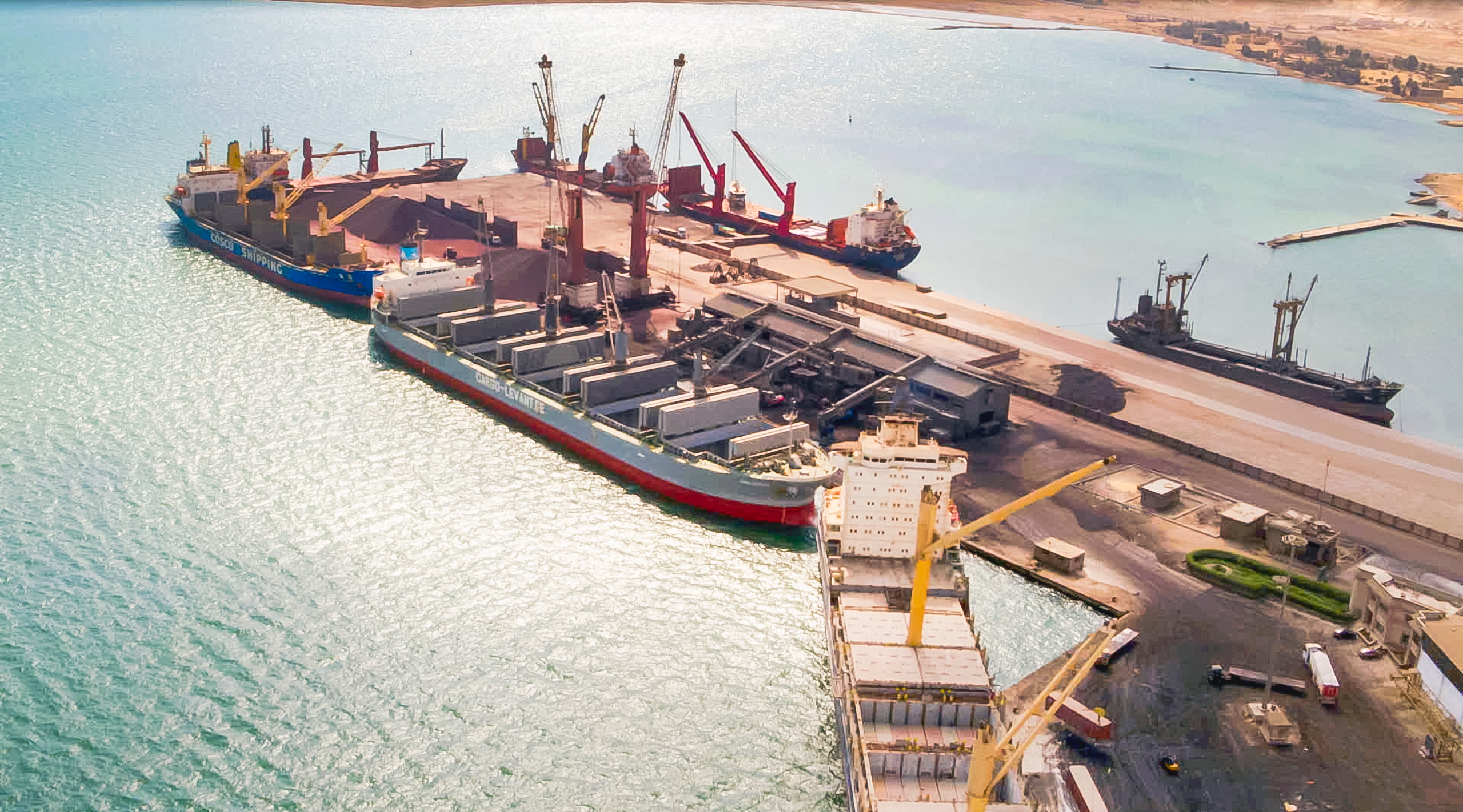 أحد أرصفة ميناء الأدبية غرب خليج السويس