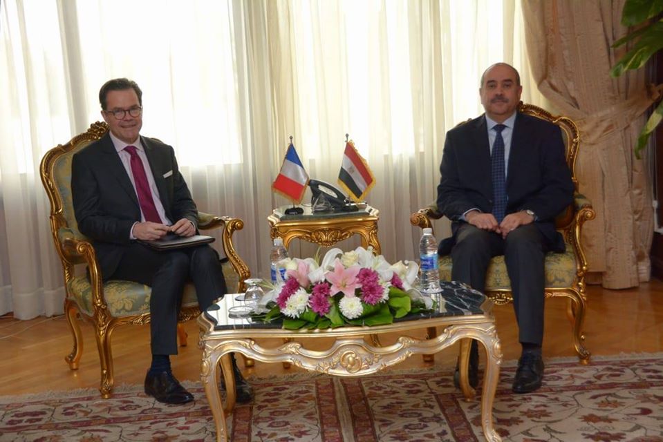 وزير الطيران يبحث مع السفير الفرنسي التعاون في مجالات صناعة النقل الجوي