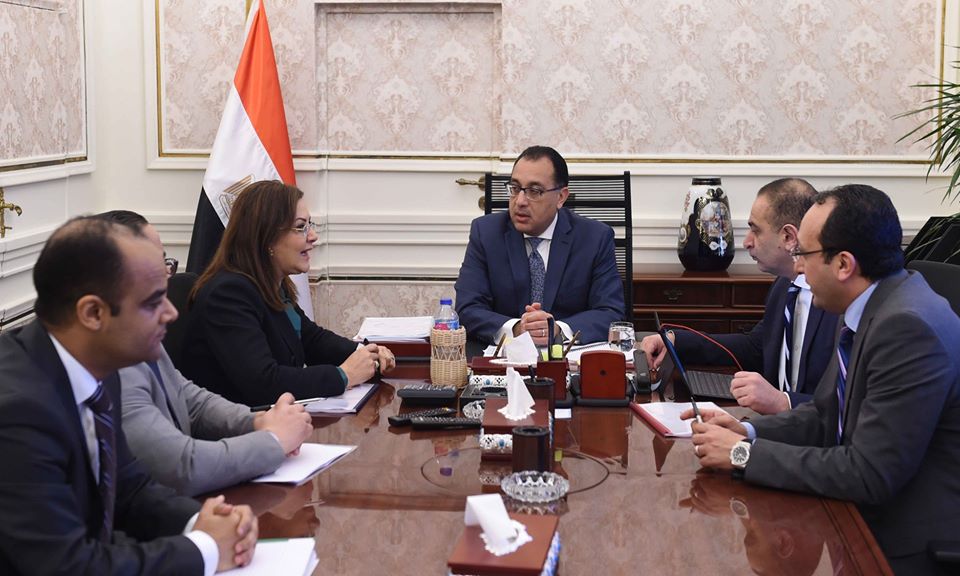 وزيرة التخطيط هالة السعيد و رئيس الوزراء