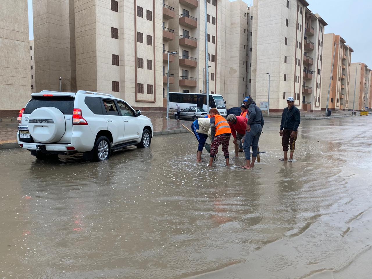 وزير الإسكان: الأمطار المتساقطة تتجاوز الطاقة الاستيعابية لشبكات الصرف بعدة مرات