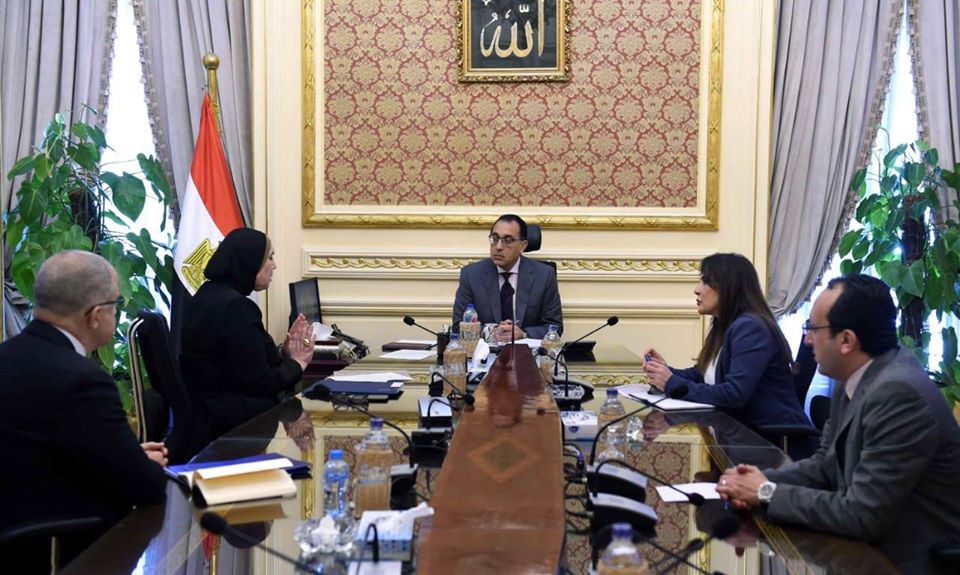 رئيس الوزراء يؤكد ضرورة استمرار العمل بالمصانع وإتاحة مستلزمات الإنتاج