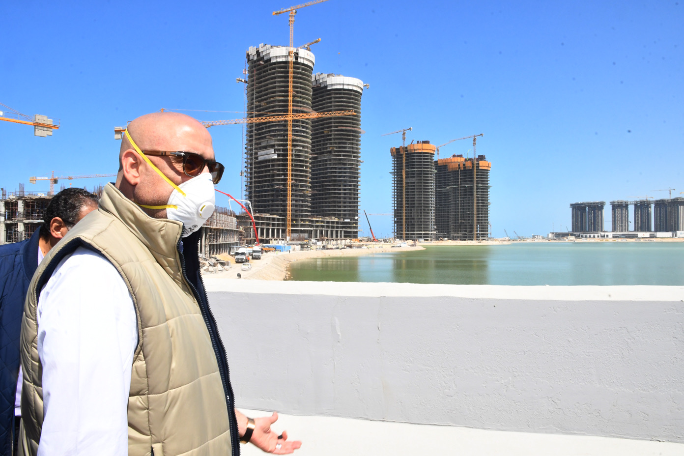 الانتهاء من الطابق الـ42 فى أبراج “العلمين الجديدة”