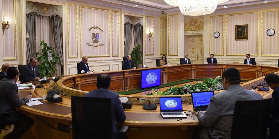 رئيس الوزراء: إقامة تجمعات عمرانية ومشروعات للتنمية الزراعية والسياحية فى الساحل الشمالى الغربى