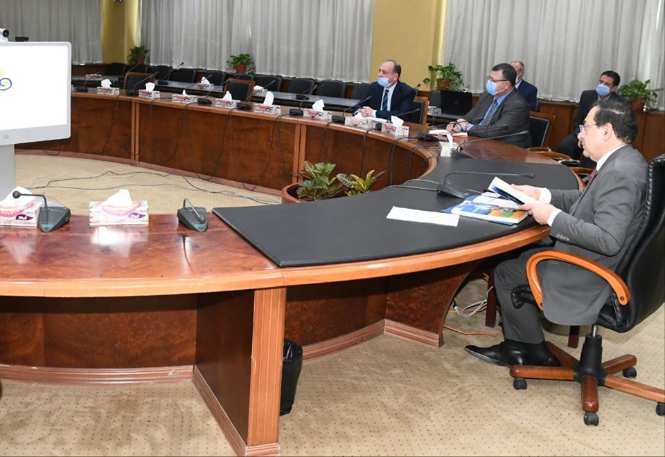 “البترول” تبحث دمج “واحة باريس للمياه” و”الوادى الجديد للعبوات” لتوفير التكاليف