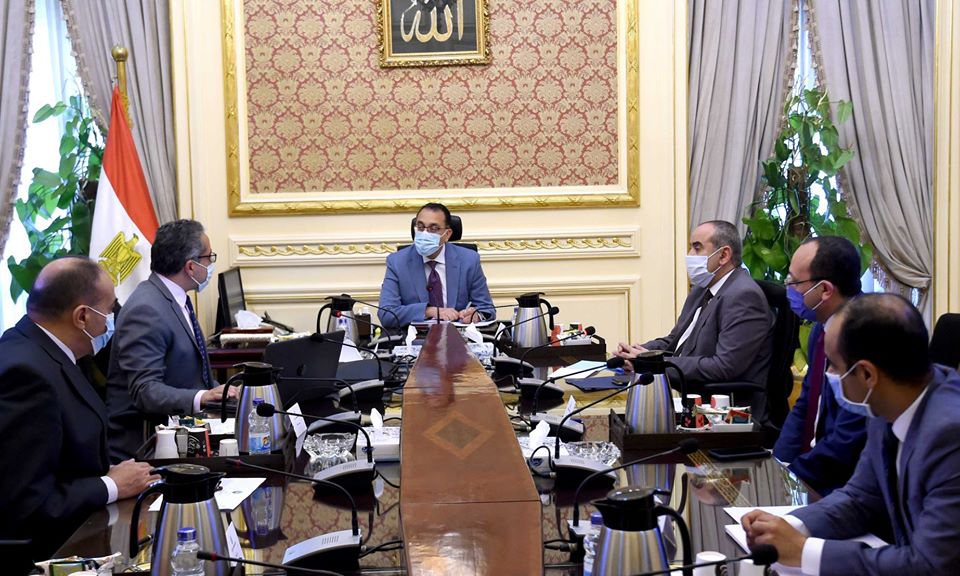 رئيس الوزراء يناقش خطة استئناف حركة السياحة الخارجية والطيران
