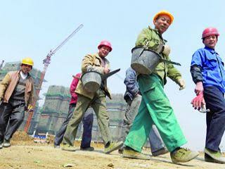 الصين تزيد من جهود تخفيف الفقر مع عودة المزيد من العمال المهاجرين إلى العمل