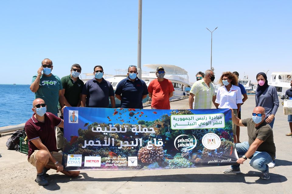 محميات البحر الأحمر تزيل المخلفات الصلبة من القاع