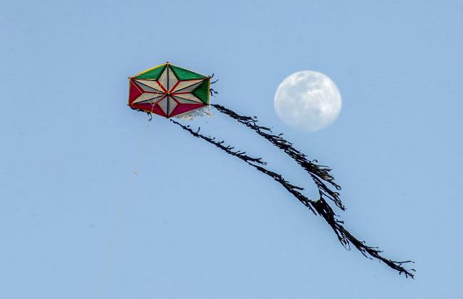 لعب الاطفال ؛ الطائرات الورقية