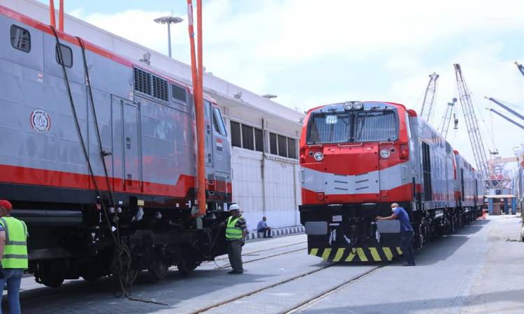 النقل: وصول 20 جرار سكة حديد إلى ميناء الإسكندرية