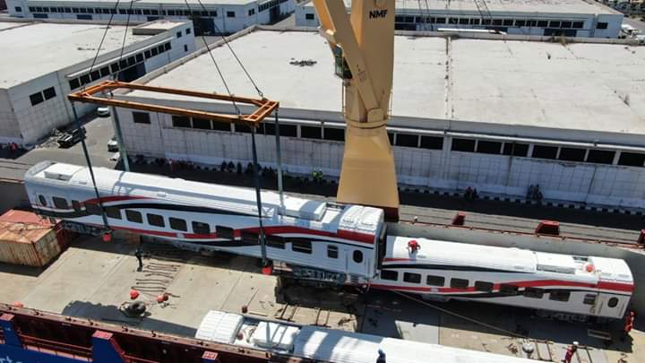 وزير النقل يعلن وصول دفعة جديدة من عربات ركاب السكك الحديدية الجديدة