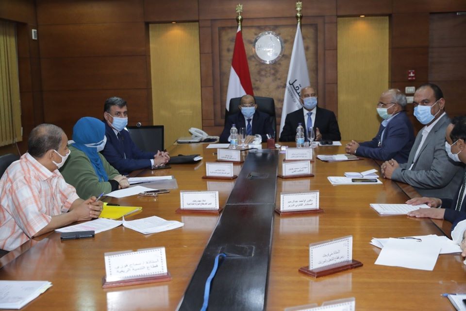 وزير النقل: تطوير الطرق المحلية فى 12 محافظة بتكلفة 2 مليار جنيه