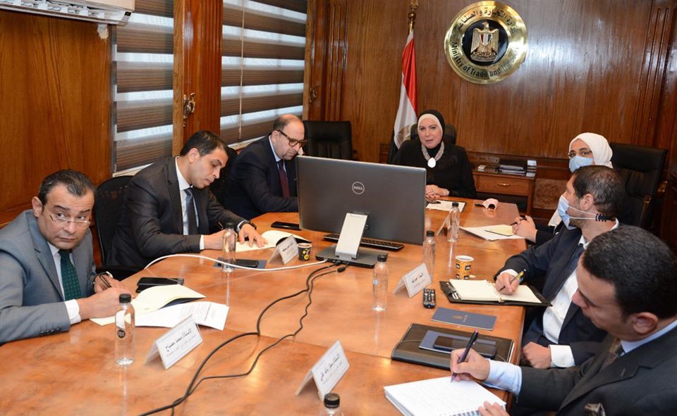 "الصناعة" تبحث مع أعضاء "تصديرى الأدوية" زيادة صادرات القطاع