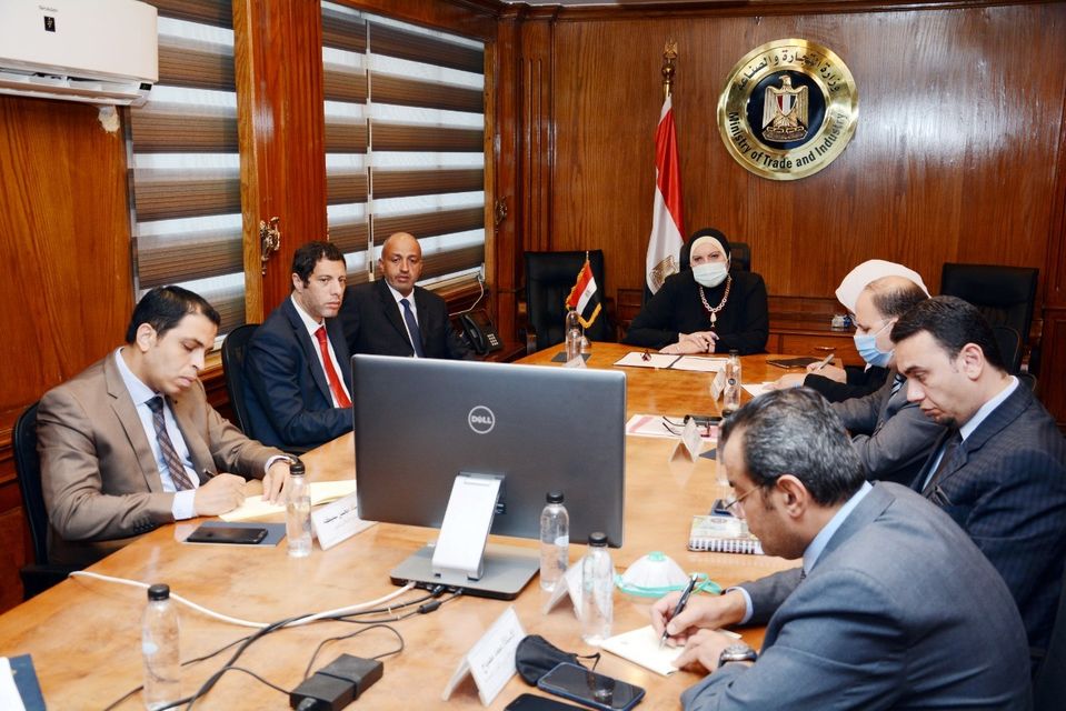 “الصناعة” تبحث مع “تصديرى الملابس الجاهزة” زيادة معدلات التصدير