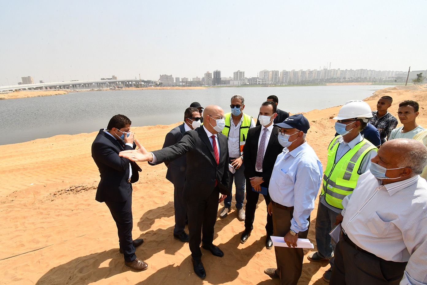وزير الإسكان: الإسراع بمعدلات تطوير “بحيرة عين الصيرة” و”سور مجرى العيون”