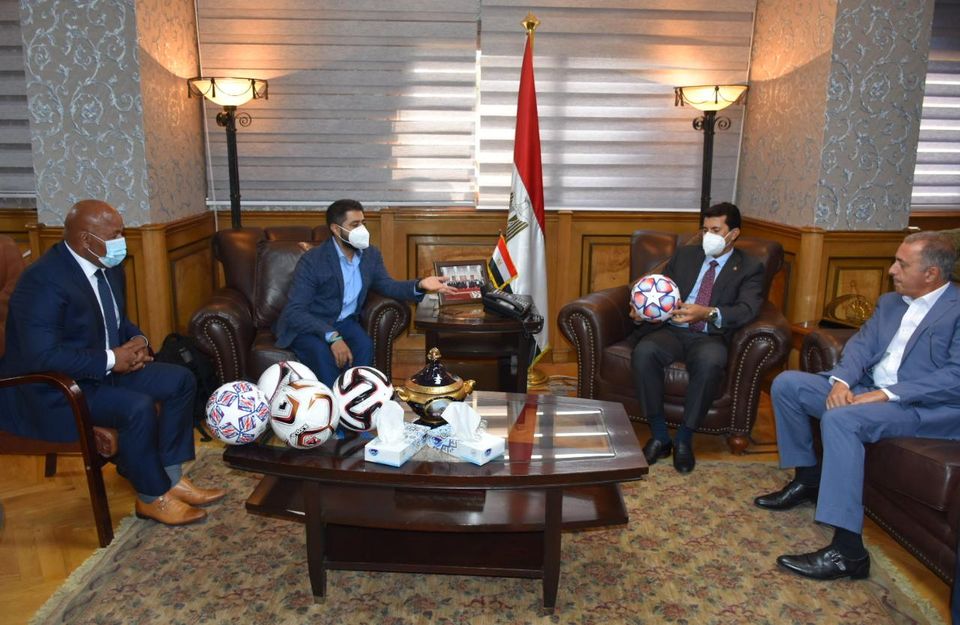 “وزير الرياضة” يبحث مع شركة باكستانية سبل التعاون فى مصنع النجيل الصناعى