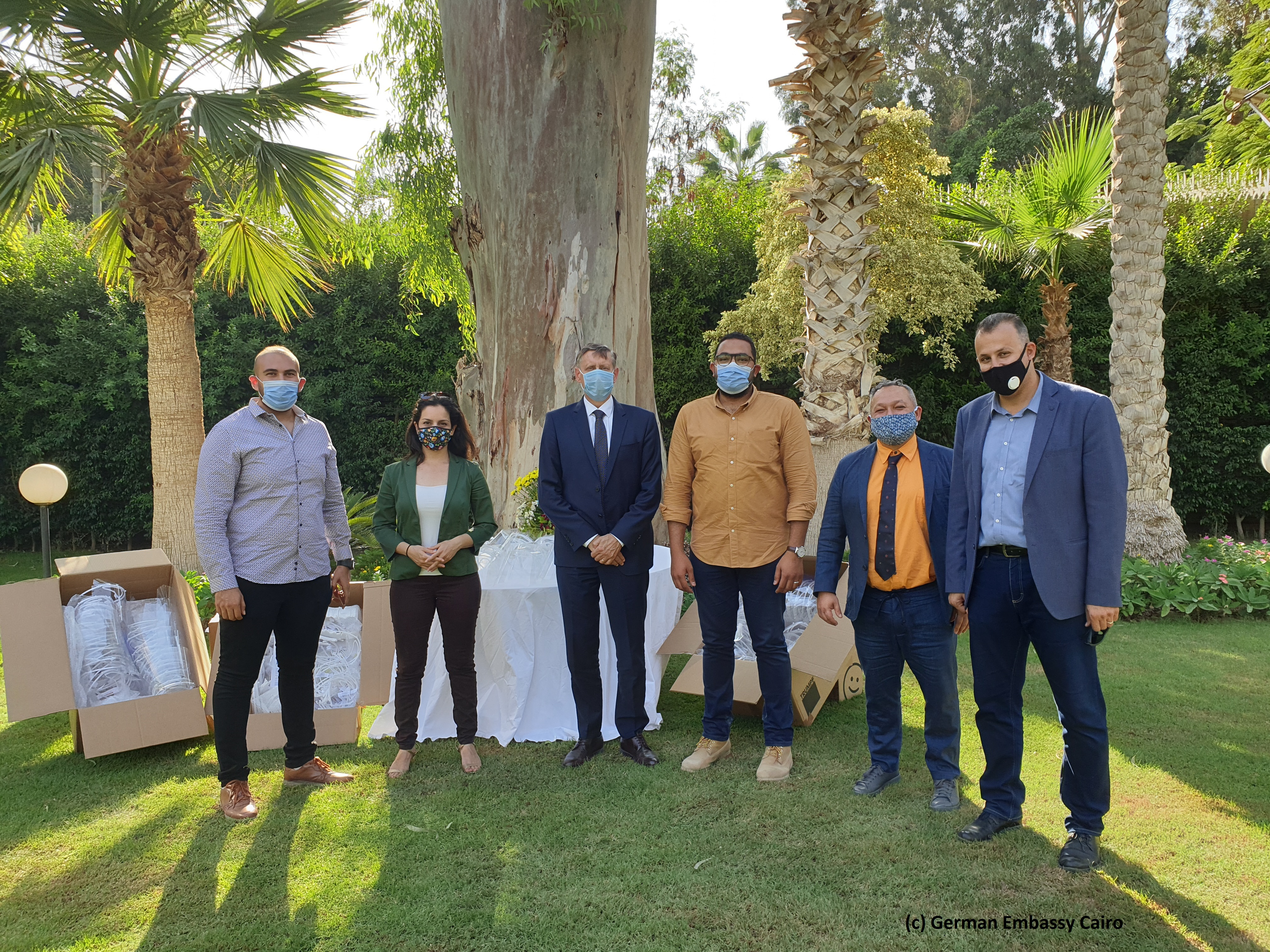 “شتوتجارت الألمانية” تسلم جامعة عين شمس 1000 قناع طبى