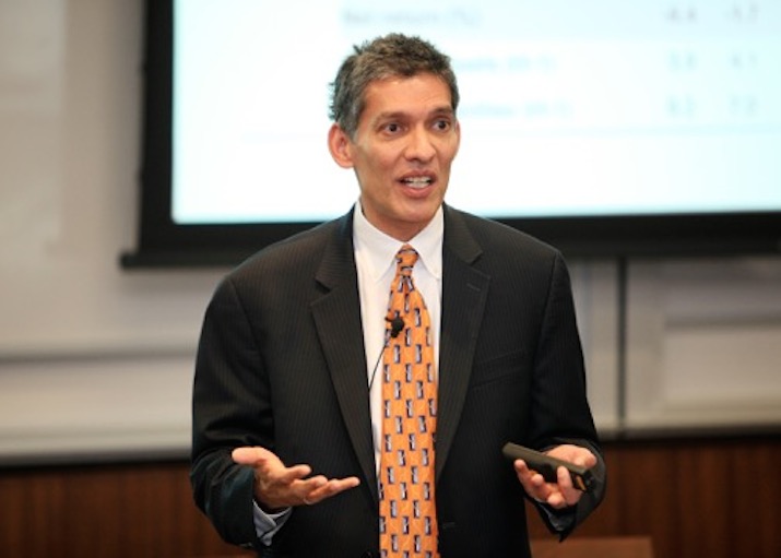 إسوار براساد أستاذ الاقتصاد بجامعة كورنيل وزميل بارز فى معهد بروكينجز