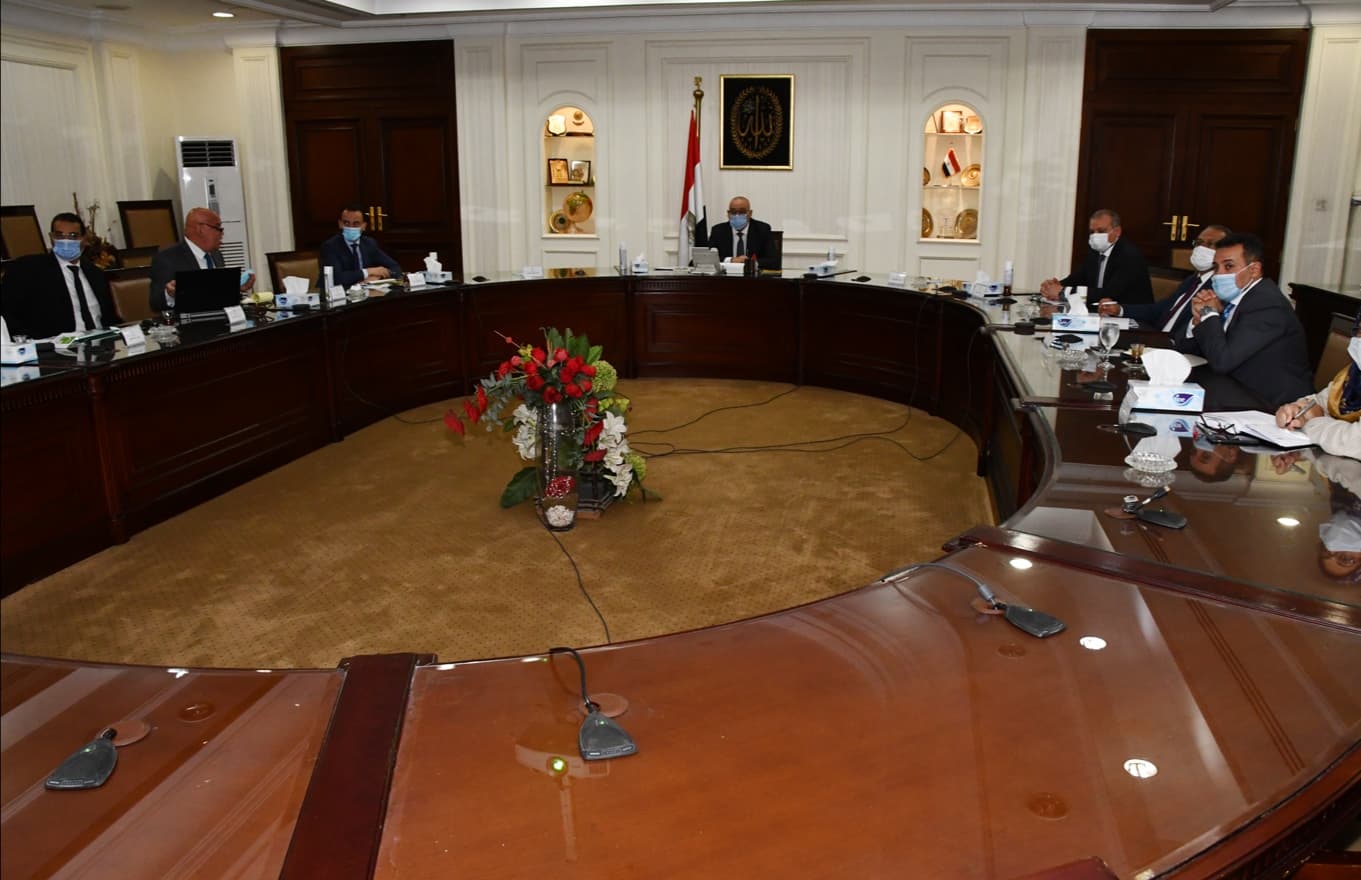 “الإسكان” تناقش البدائل المقترحة لتطوير المناطق غير المخططة فى القاهرة والجيزة